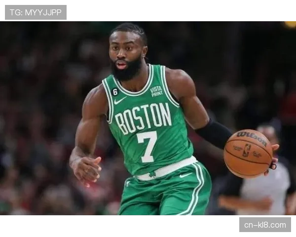 凯尔特人球星杰伦·布朗指出裁判漏吹情况，罚球机会减少引发不满