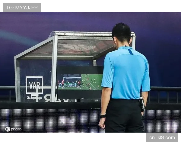 穆尼斯正常身体接触被误判犯规 VAR过度干预引质疑 穆尼斯正常身体接触被误判犯规 VAR过度干预引质疑